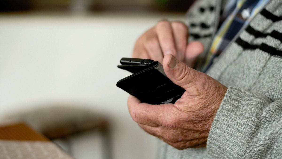 Senior mit Smartphone