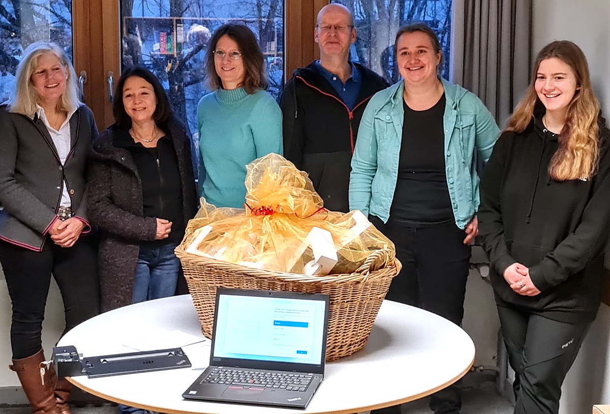 Übergabe der gespendeten Computer: Sonderpädagogin Ursel Sator, Christina Boes vom Stadtteilbüro Süd (Pro Regio GmbH), Medienbeauftragte Doris Wolff, Jens Tollknäpper (Stufenleiter 8–10), Sonderpädagogin Kathrin Heinrich und Sophie Schulz von der Schülervertretung